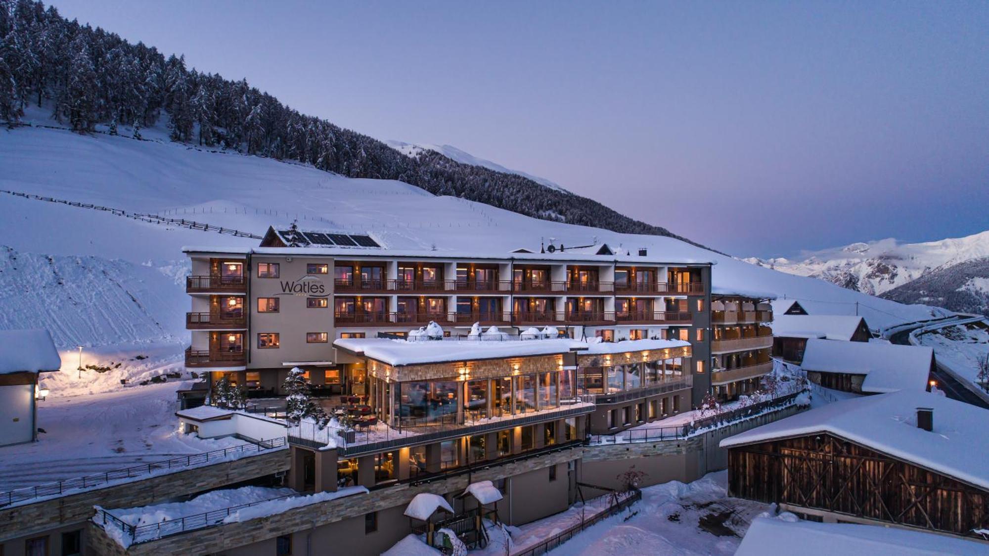 Panoramahotel Watles Malles Venosta Esterno foto